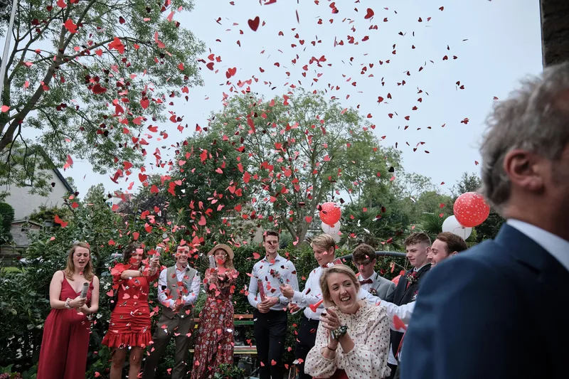 Rozenblaadjes dwarrelen over de gasten in het rood