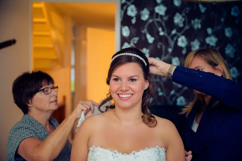 Annika lacht terwijl ze geholpen wordt met haar haar