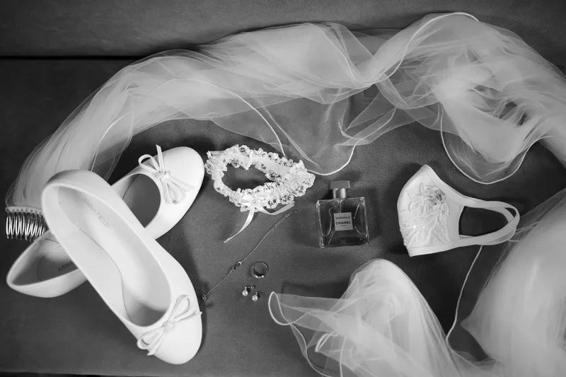 Schoenen, sluier en sieraden op een laken