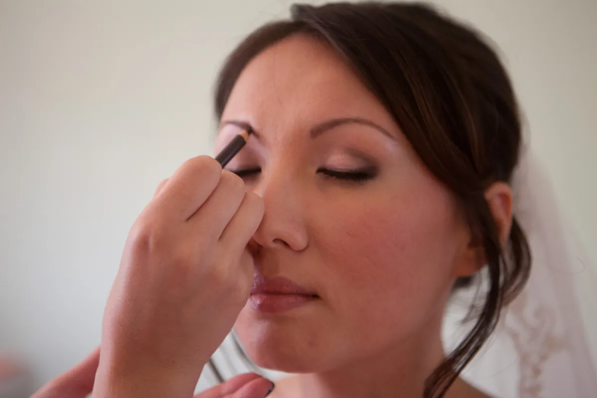 Roza met gesloten ogen terwijl haar make-up wordt afgemaakt