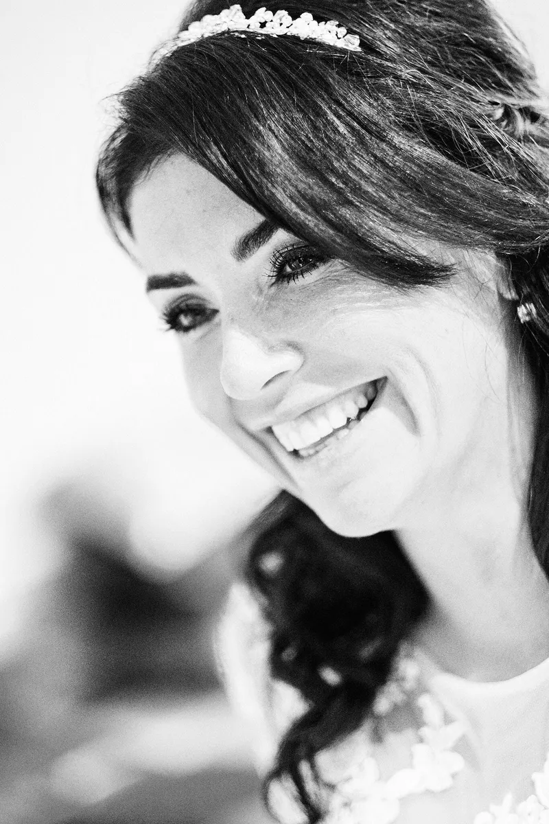 Kimberley lacht, met tiara, in zwart-wit