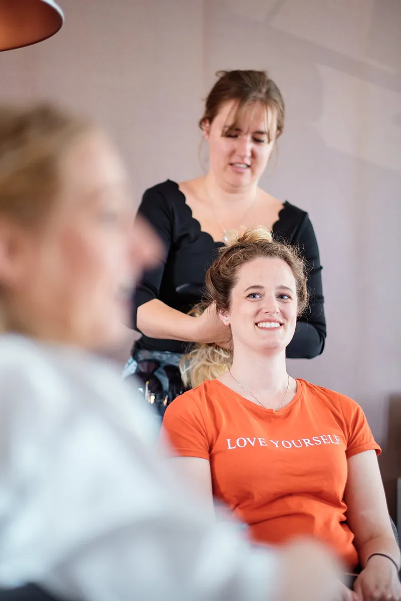 Ylona wordt gekapt en lacht