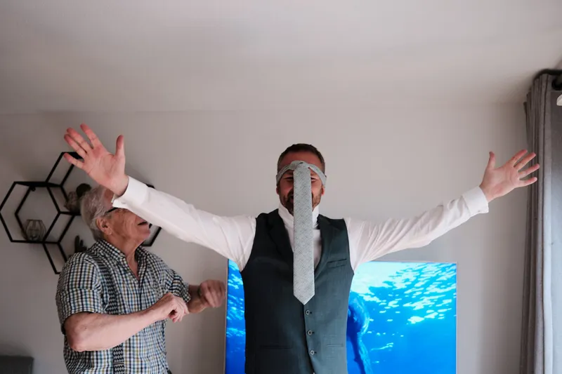 Eric spreidt zijn armen in zijn vest