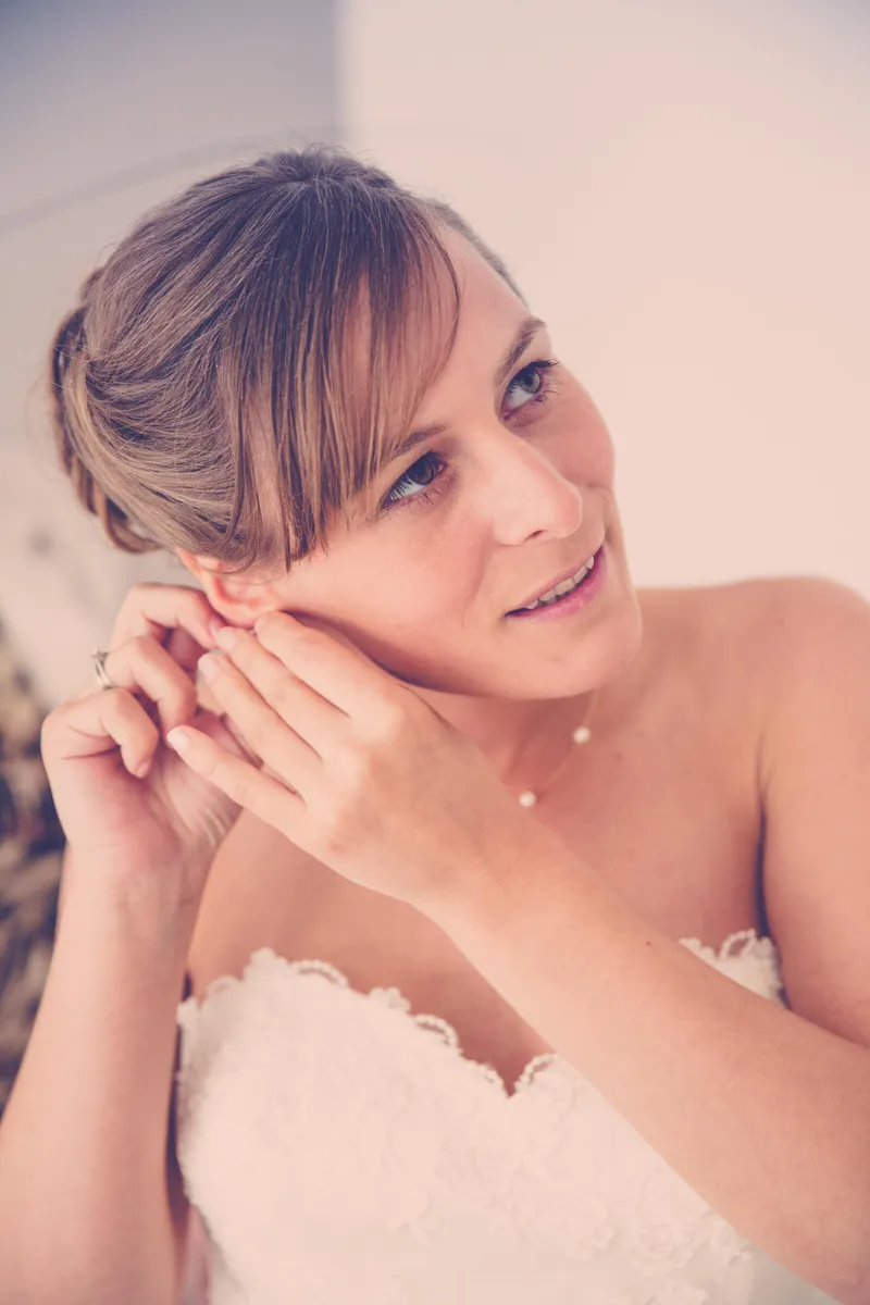 Liza doet haar oorbel in