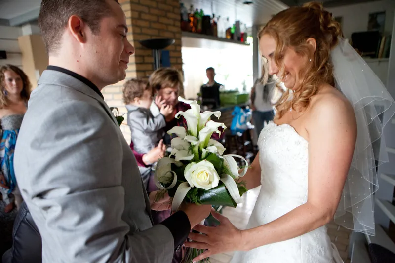 Inge met haar boeket ziet Harrie in de kamer
