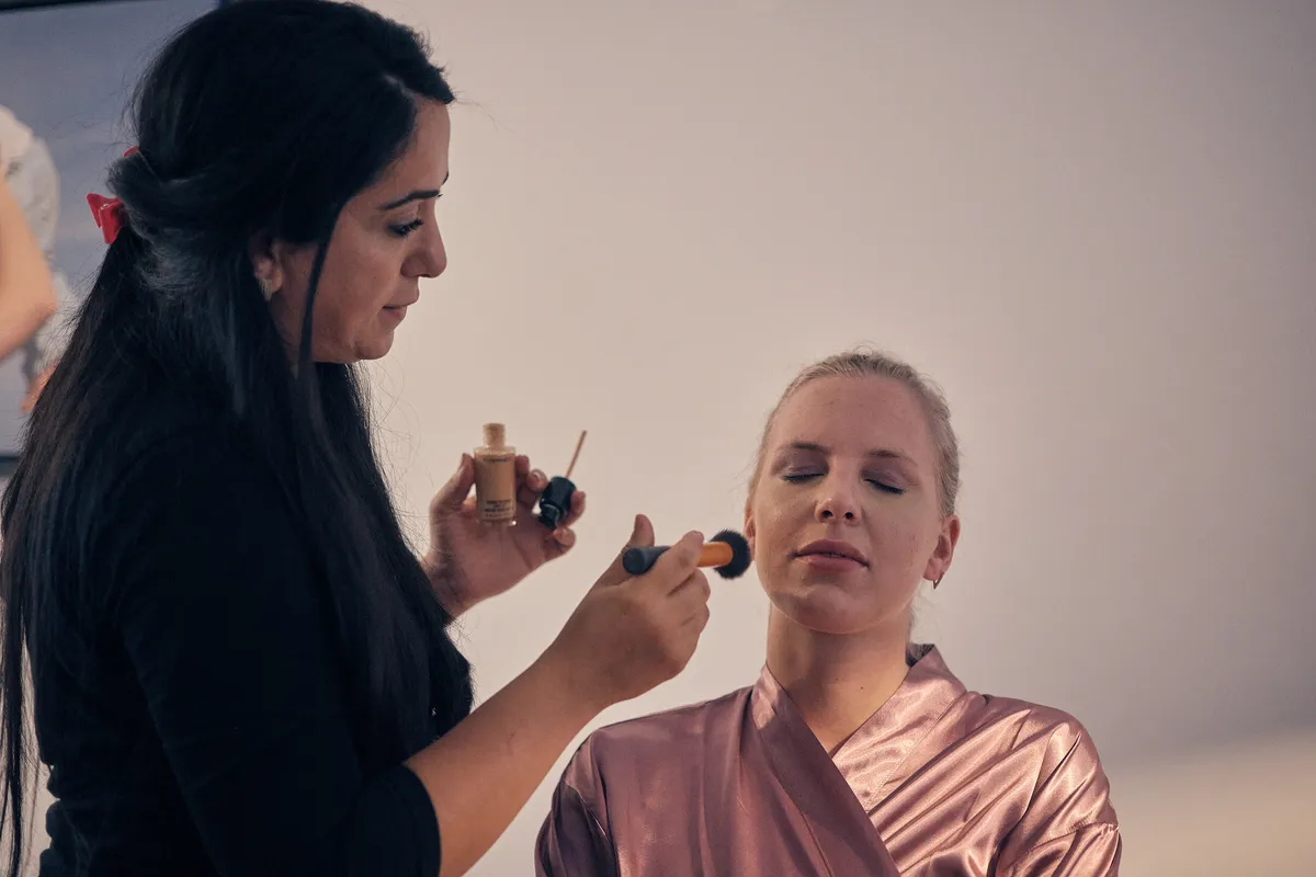 Kim krijgt haar make-up