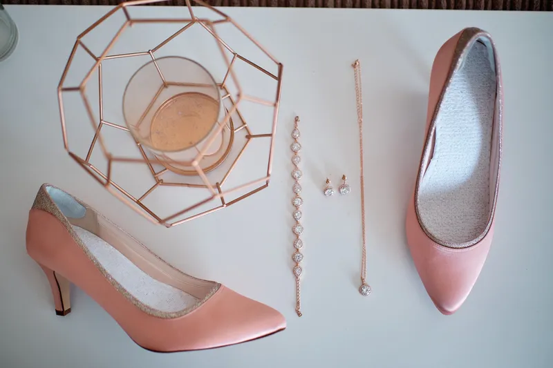 Roze pumps en sieraden op tafel