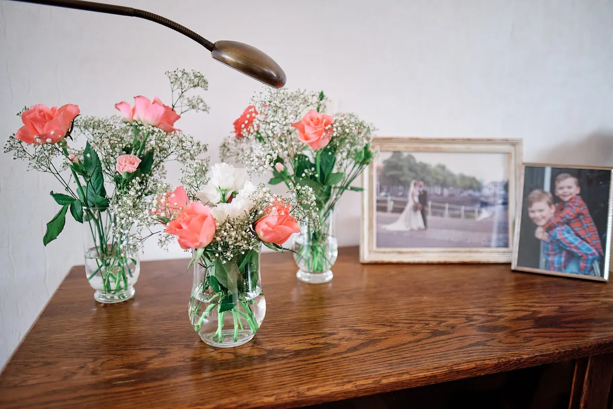 Bloemen en foto’s op tafel