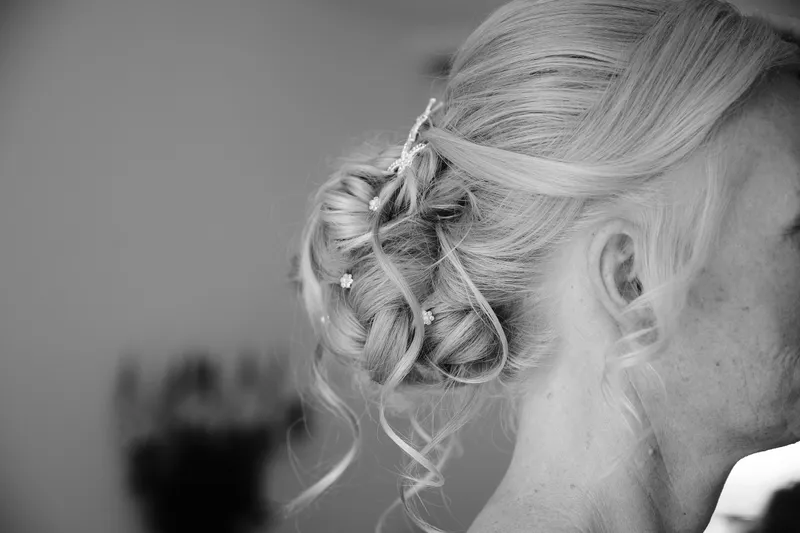 Het opgestoken haar van Marleen, zwart-wit