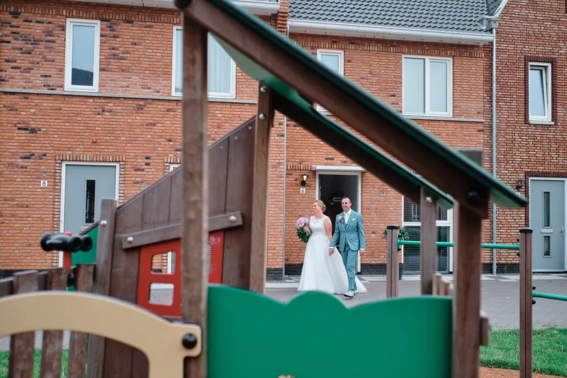 Rick en Milou klein tussen de rode bakstenen huizen