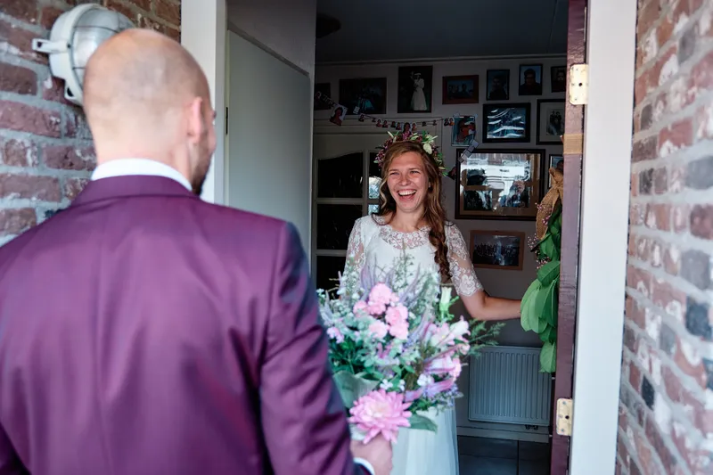 Simon in zijn paarse pak ziet Mariëth in de deuropening