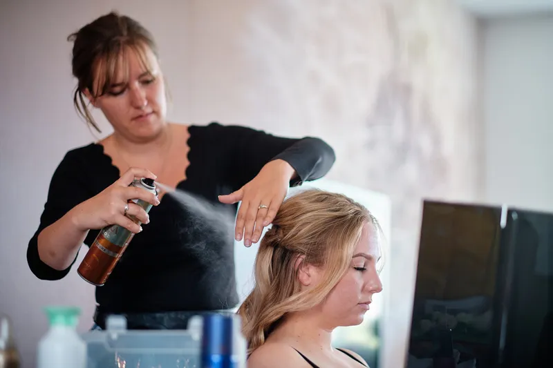 Haarlak in het haar van Ylona