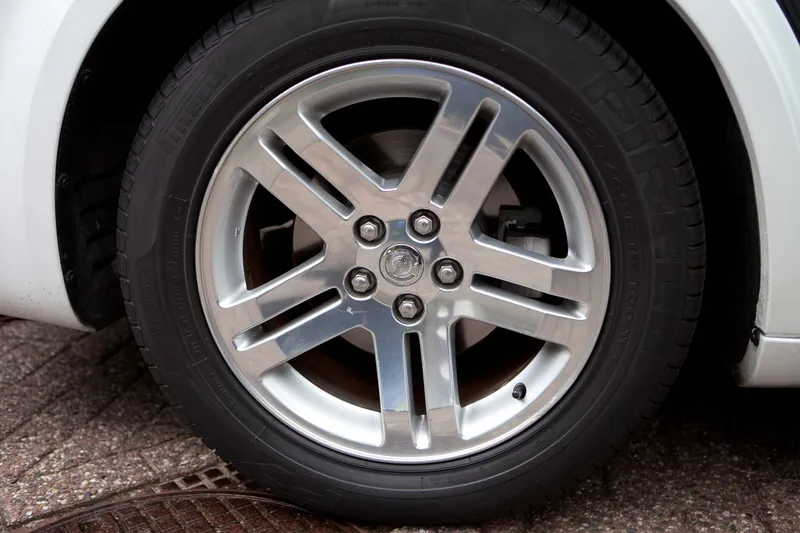 Een velg van de witte trouwauto