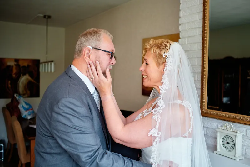 Haar vader houdt het gezicht van Helen vast
