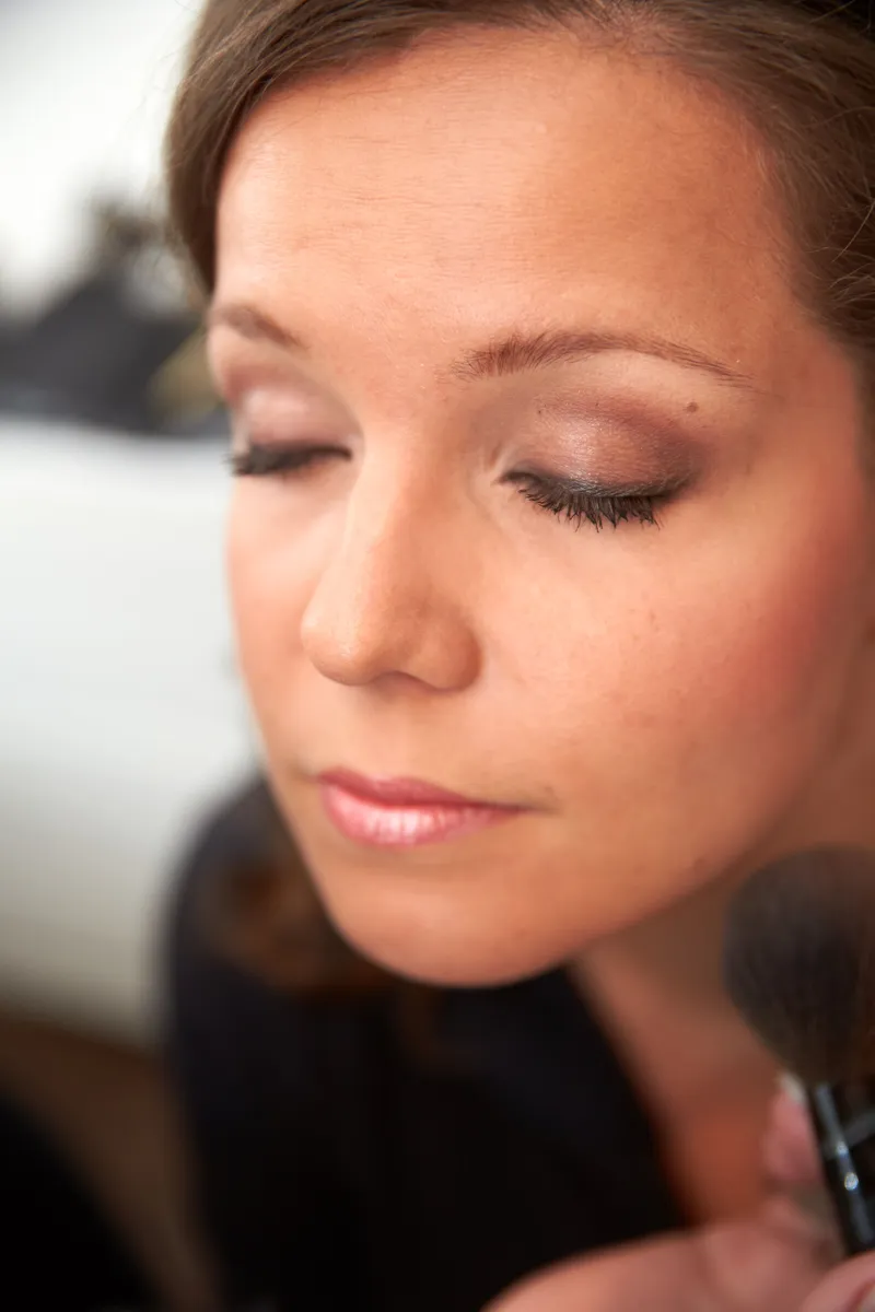 Nadine met gesloten ogen tijdens de make-up