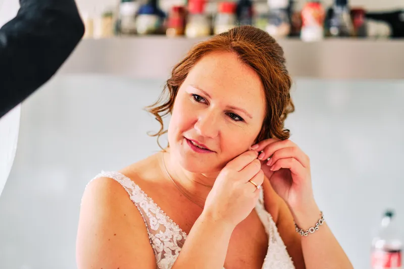 Victoria doet haar oorbellen in