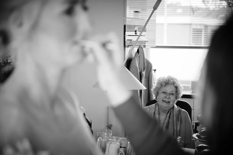 Marleen wordt opgemaakt
