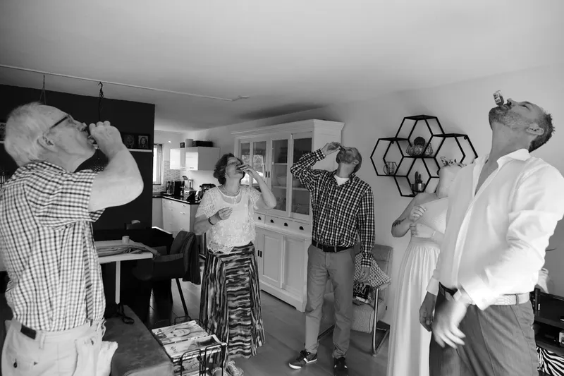 De familie in de woonkamer