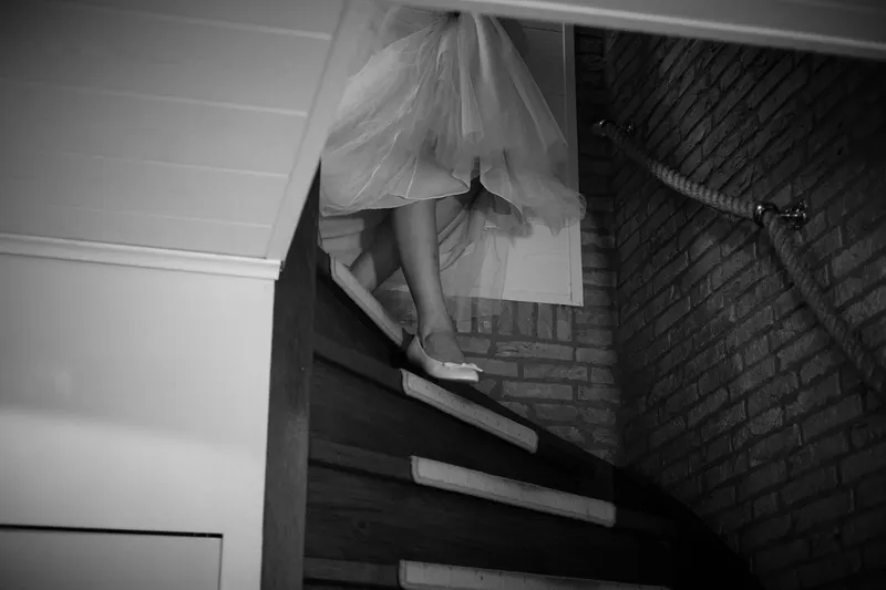 De sluier hangt over de trapleuning