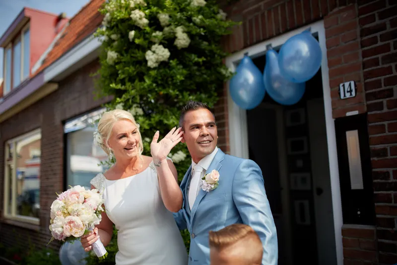 Bas en Jooske met familie voor het huis
