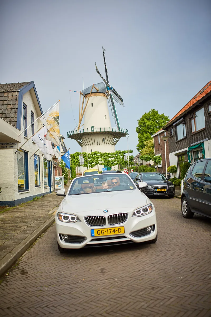 De witte trouwauto bij de molen