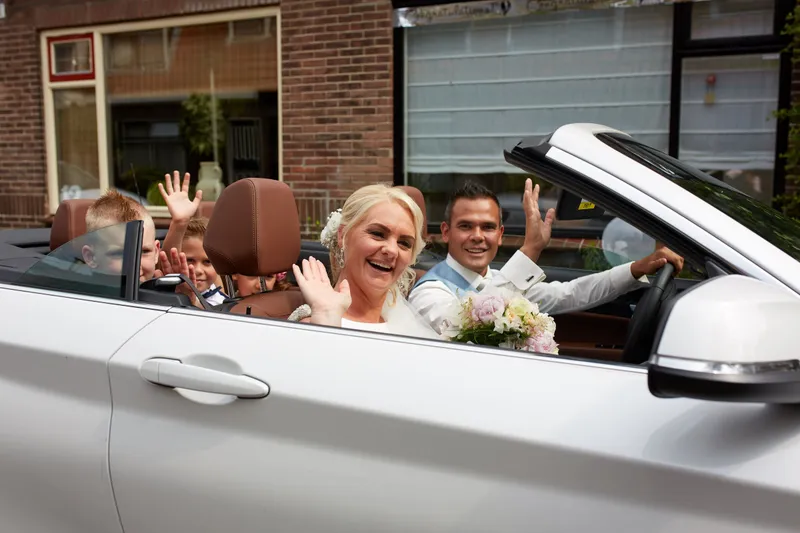 Bas en Jooske in de witte cabrio