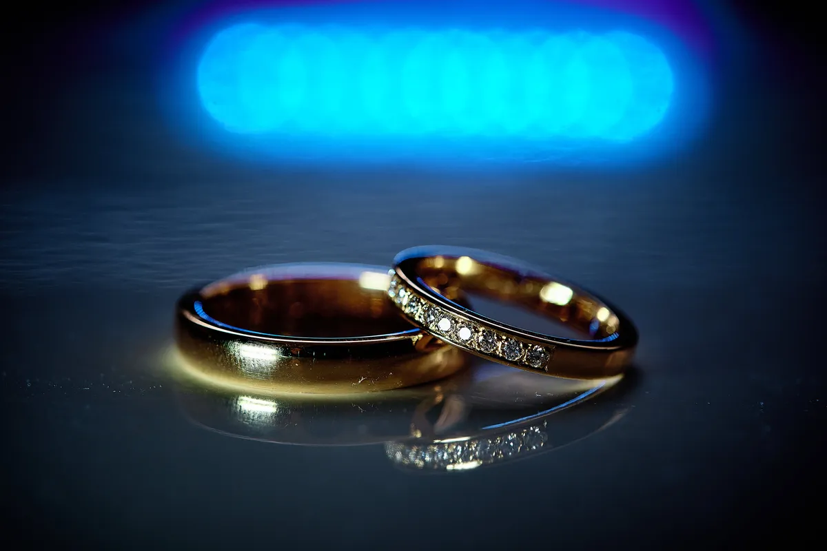 De twee trouwringen in blauw licht