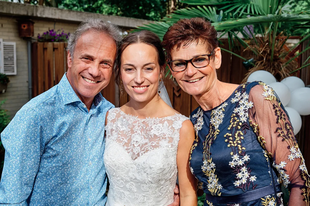 Tessa met haar vader en moeder in de tuin