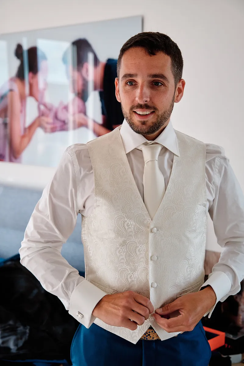 Jeroen in zijn witte gilet in de slaapkamer