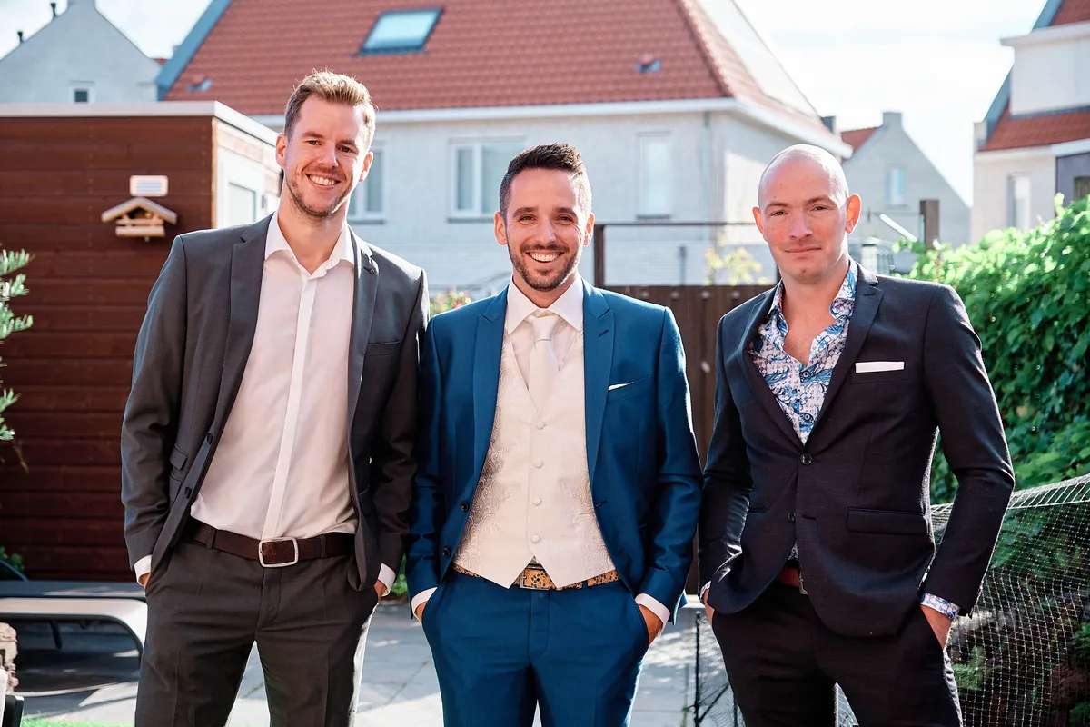 Jeroen met twee vrienden in de straat, klaar voor de dag