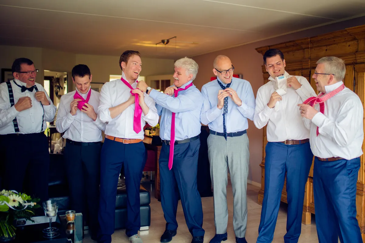 Stefan en zijn vrienden strikken allemaal tegelijk hun roze stropdas