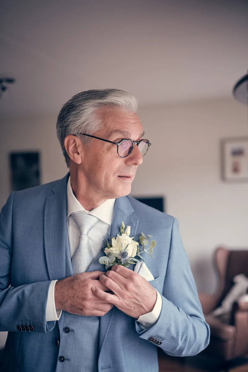 Herre in zijn blauwe pak met corsage