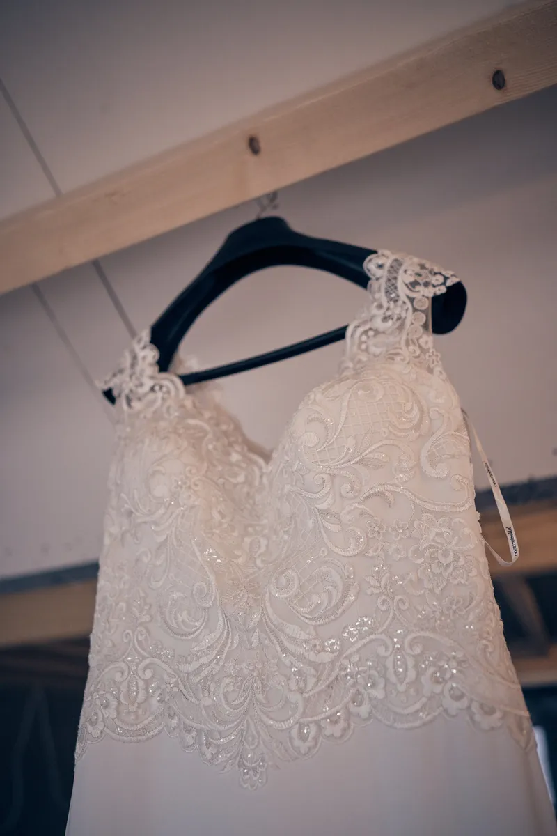 De trouwjurk van Ingeborg aan een hanger
