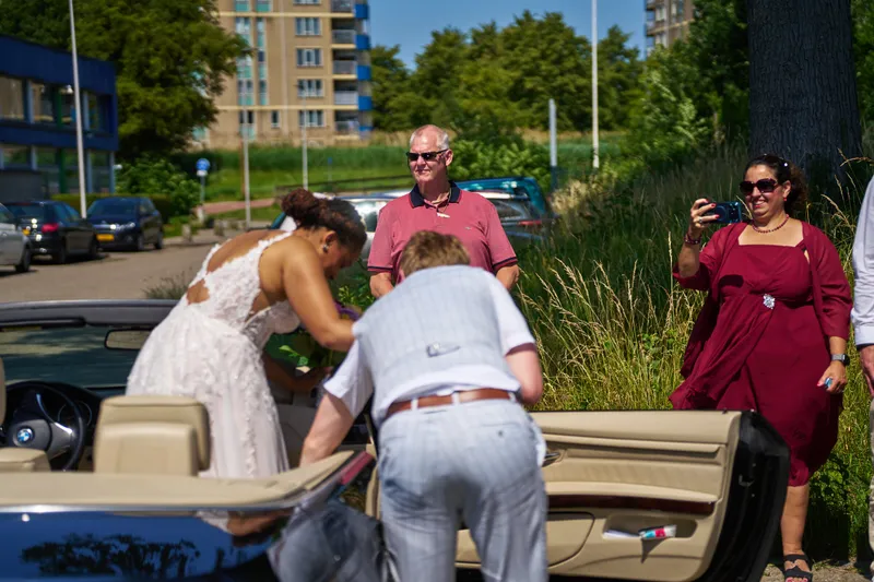 Sander helpt Felicia uit de zwarte cabrio