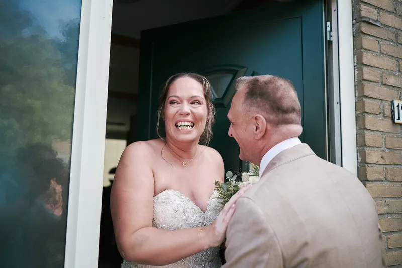 Mirjam lacht als ze Jorg in de deuropening ziet