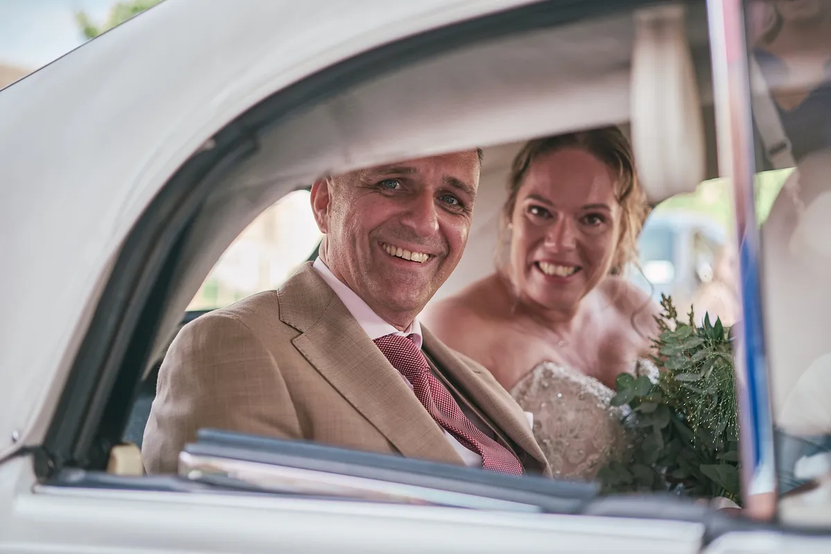 Jorg en Mirjam lachen vanuit de Kever