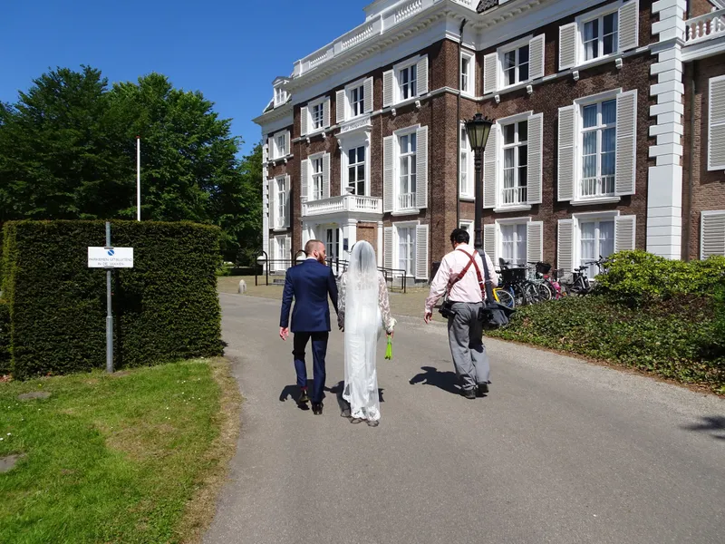 Stefan loopt met Frank en Jennifer naar het bos van Clingendael