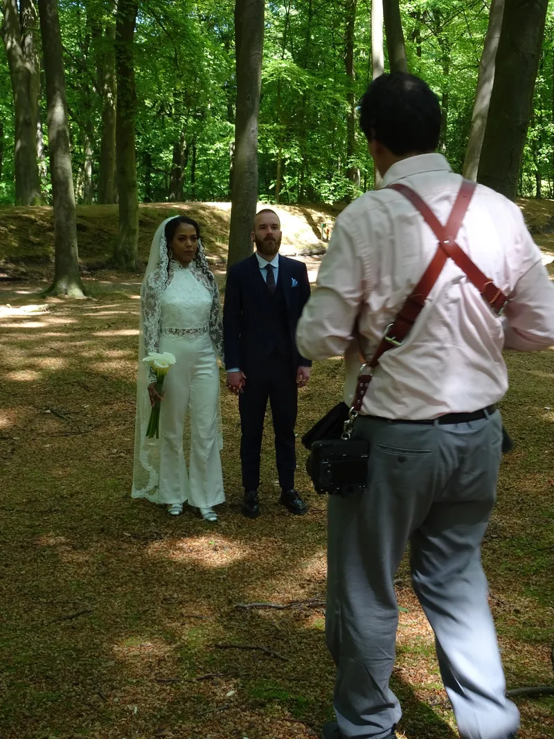 Stefan aan het werk naast Frank en Jennifer tussen de beuken