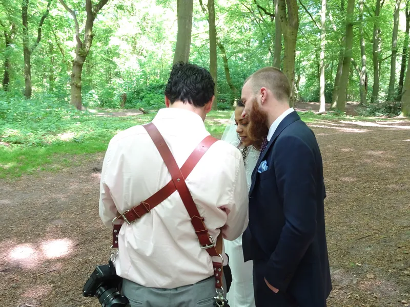 Stefan geeft Frank en Jennifer aanwijzingen in het bos