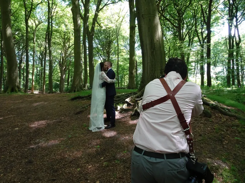 Stefan fotografeert de kus tussen de bomen