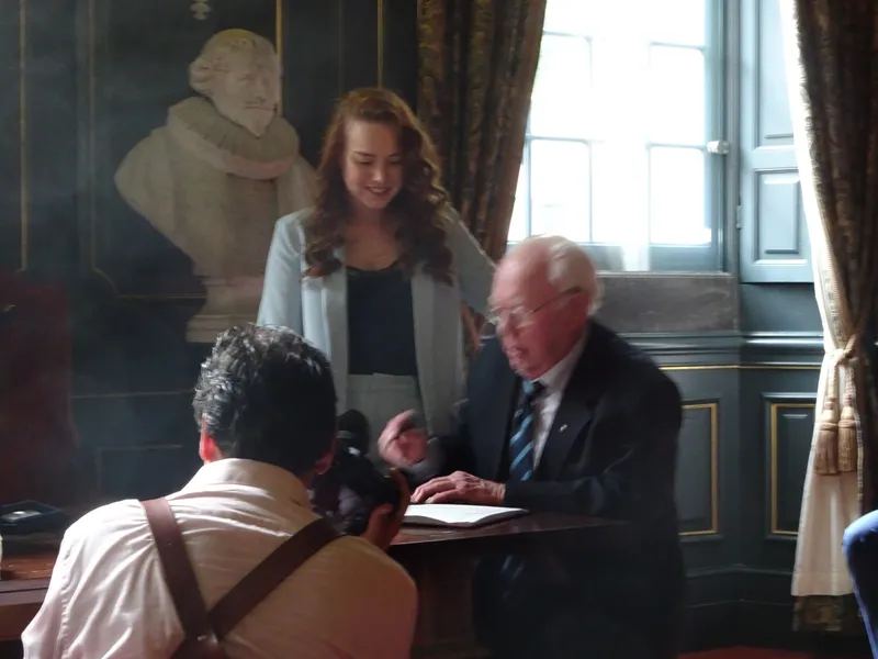 Stefan fotografeert de ondertekening in het oude stadhuis