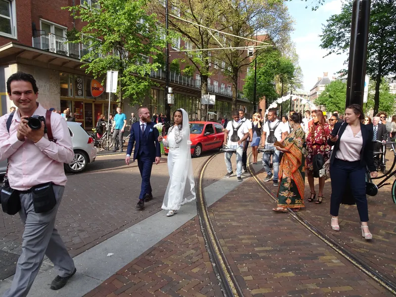 Stefan loopt fotograferend voor de stoet uit door de binnenstad