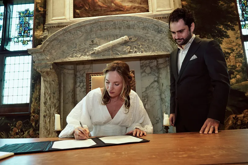 Anouk tekent de akte, Raphaël staat naast haar