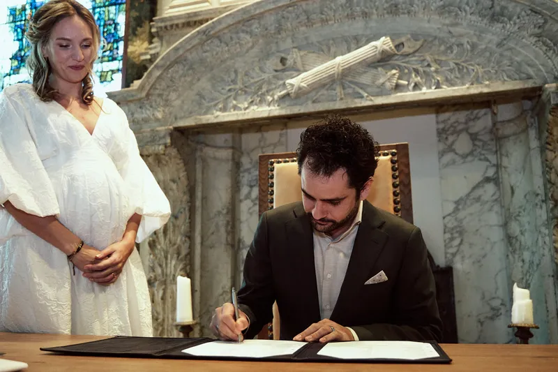 Raphaël tekent, Anouk staat naast de tafel