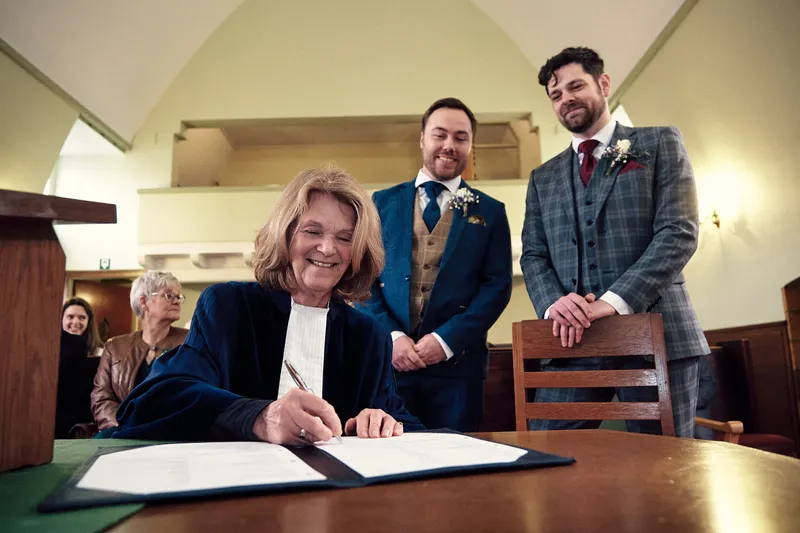 De laatste getuige zet haar handtekening