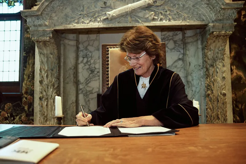 De trouwambtenaar zet haar handtekening