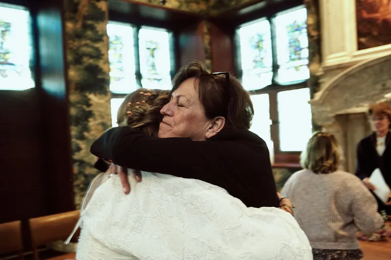Anouk omhelst een gast na de ceremonie
