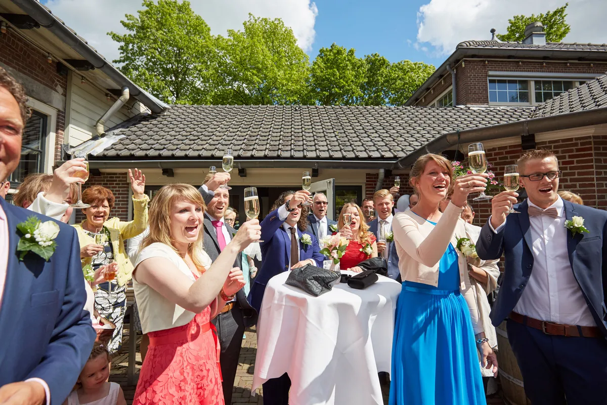 De gasten op de binnenplaats van Alfreds