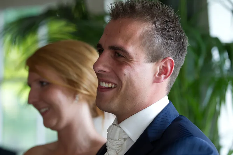 Jorike en Sebastiaan lachen tijdens de ceremonie