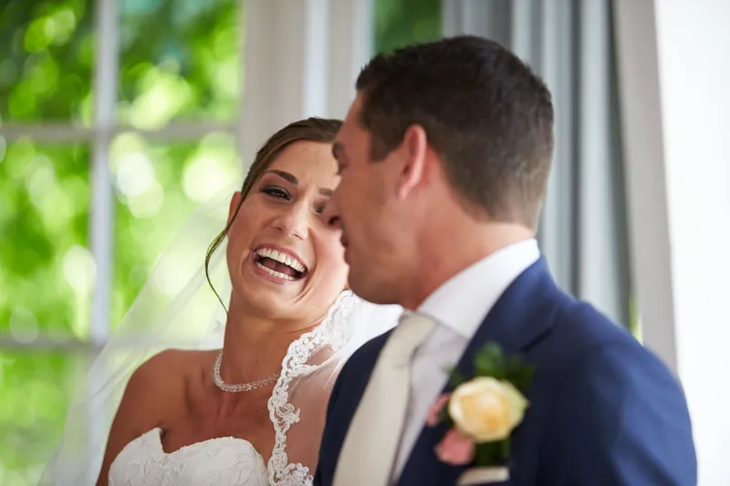 Sanne lacht naar Patrick tijdens de ceremonie